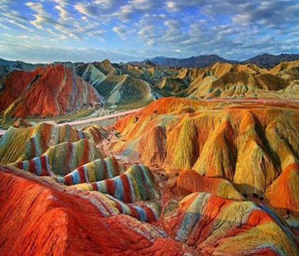 蘭州+武威+張掖+嘉峪關(guān)+敦煌+翡翠湖+水上雅丹+可可西里自然保護區(qū)+察爾汗鹽湖+茶卡鹽湖+青海湖+西寧9日8晚私家團